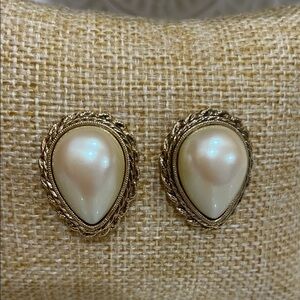 vintage teardrop-shaped faux pearl  Studs earrings with a twisted rope border.